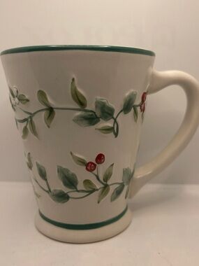 Pfaltzgraff Christmas Winterberry Pedestal Tea Mug Embossed 10 oz
